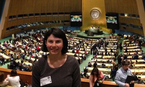 Mariana, ex-aluna IAGE, participando como visitante da Assembleia Geral da Organização das Nações Unidas (ONU)